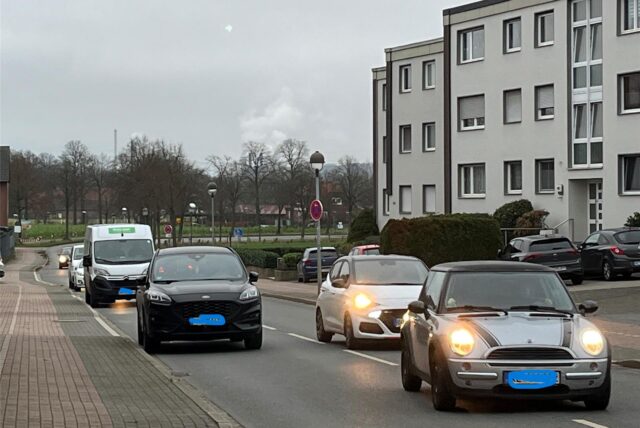 Parkende und überholende Autos auf der Dorstener Straße in Lippramsdorf