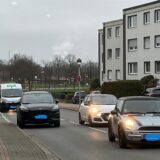 Parkende und überholende Autos auf der Dorstener Straße in Lippramsdorf