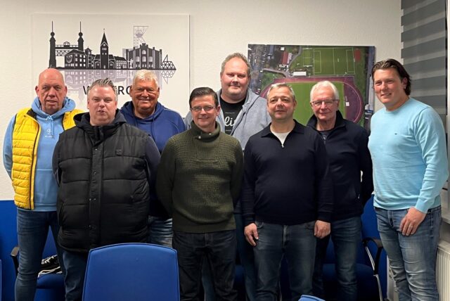 Ein Teil des neuen Vorstandes des VfB Waltrop: (v.l.) Michael Hölscher, Sven Jahn, Thomas Breimann, Thomas Weißelstein, Patrick Steinke, Stefan Charizanis, Ulrich Sprick und  John Aravantinos. Nicht auf dem Foto: der neue Vorsitzende Mirco Schneider sowie Kassierer Kevin Zoremba.