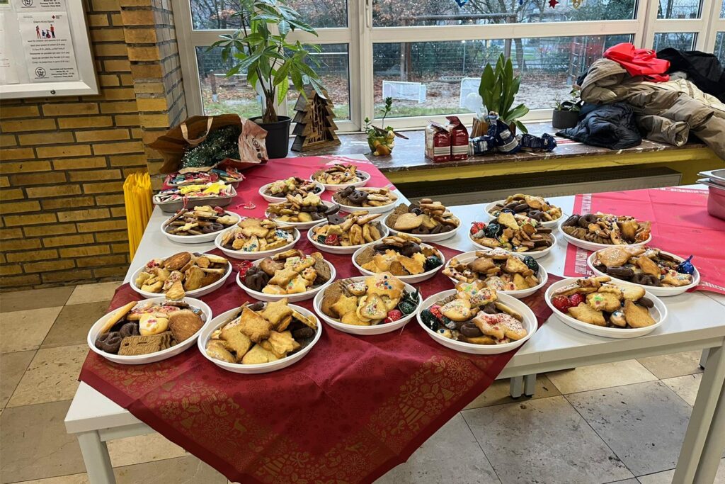 Weihnachtsplätzchen auf einem Tisch