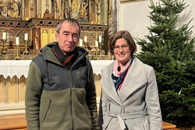 Matthias Schütz und Sabrina Rüter in der Kirche St. Andreas Hullern