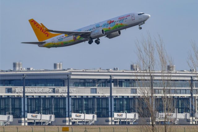 Ein fliegendes Flugzeug der Pegasus Airline.