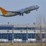 Ein fliegendes Flugzeug der Pegasus Airline.