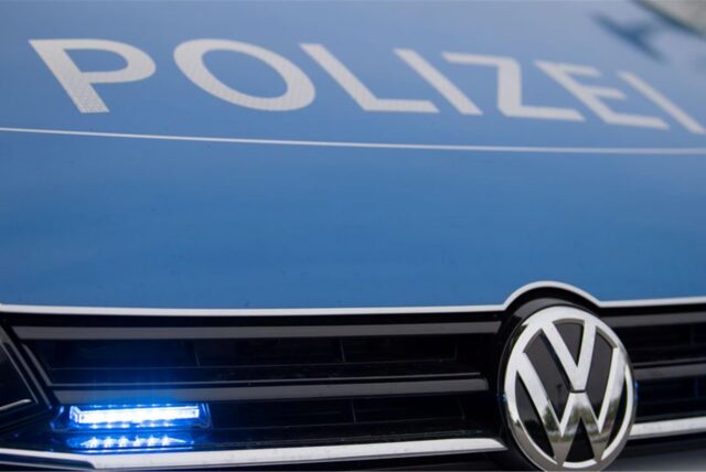 Ein Polizeifahrzeug mitsamt Aufschrift. Die Polizei ermittelt aktuell im Fall der Kneipenschlägerei in Hürth bei Köln, bei der ein SPD-Politiker auf einen AfD-Politiker losgegangen sein soll.