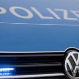 Ein Polizeifahrzeug mitsamt Aufschrift. Die Polizei ermittelt aktuell im Fall der Kneipenschlägerei in Hürth bei Köln, bei der ein SPD-Politiker auf einen AfD-Politiker losgegangen sein soll.