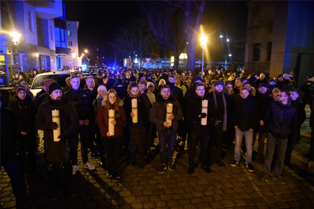 Menschen demonstrieren nach der Kundgebung der AfD in Magdeburg. Menschen demonstrieren nach der Kundgebung der AfD in Magdeburg.