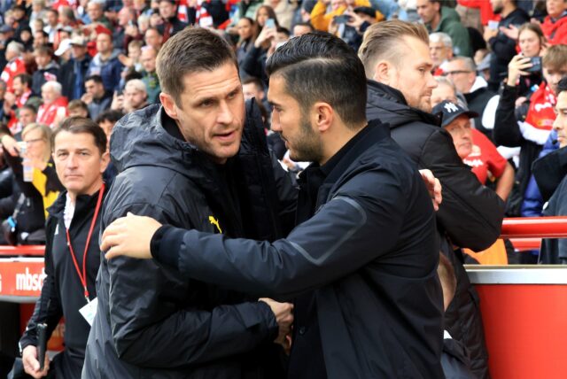 Sebastian Kehl umarmt Nuri Sahin.