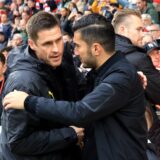 Sebastian Kehl umarmt Nuri Sahin.