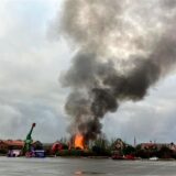 Rauch und Flammen von einem Brand sind an der Traktorbahn in «Karls Erlebnis-Dorf» zu sehen.