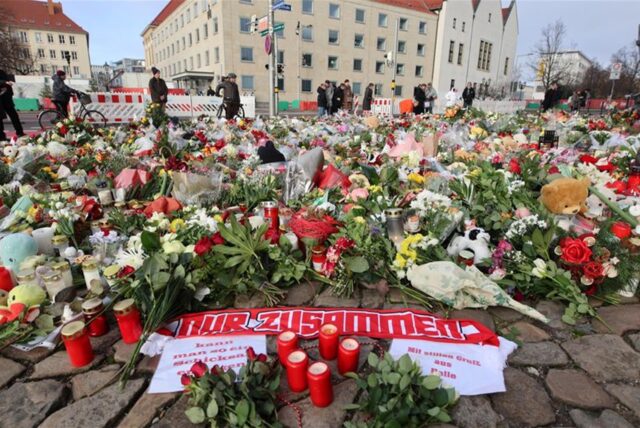 Nach dem Anschlag auf dem Magdeburger Weihnachtsmarkt liegen Kerzen, Blumen und Plüschtiere vor der Johanniskirche