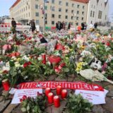 Nach dem Anschlag auf dem Magdeburger Weihnachtsmarkt liegen Kerzen, Blumen und Plüschtiere vor der Johanniskirche