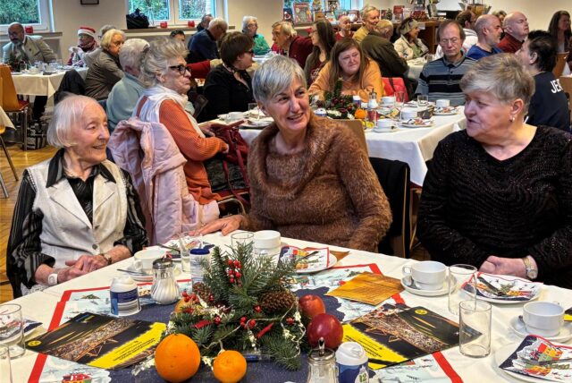 Drei Frauen beim Gespräch an einem weihnachtlich gedeckten Tisch im Wichernhaus in Castrop.