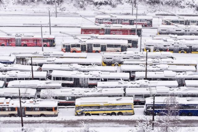 In Bosnien-Herzegowina und in Kroatien behindern Sturm und Schnee den Verkehr. Viele Fernstraßenabschnitte sind für den Verkehr gesperrt.