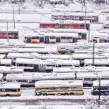 In Bosnien-Herzegowina und in Kroatien behindern Sturm und Schnee den Verkehr. Viele Fernstraßenabschnitte sind für den Verkehr gesperrt.
