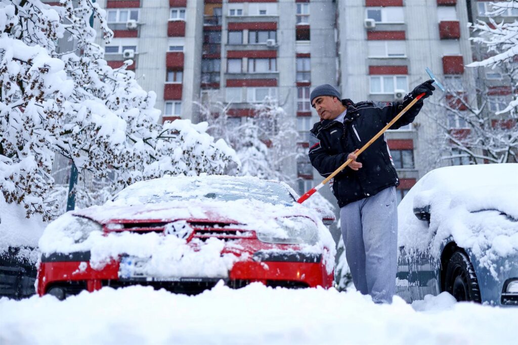 In Bosnien-Herzegowina und in Kroatien behindern Sturm und Schnee den Verkehr. Viele Fernstraßenabschnitte sind für den Verkehr gesperrt. In Bosnien-Herzegowina und in Kroatien behindern Sturm und Schnee den Verkehr. Viele Fernstraßenabschnitte sind für den Verkehr gesperrt.