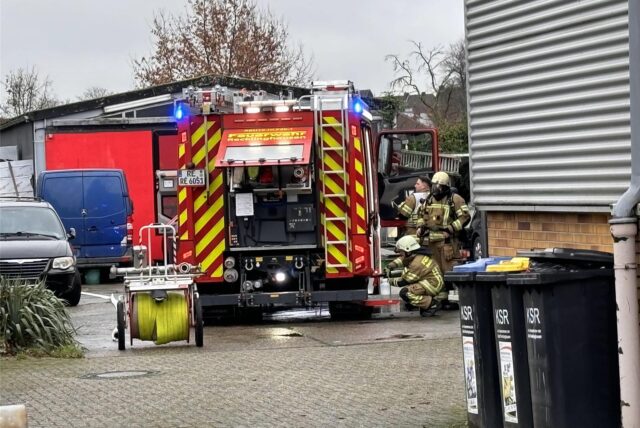 Feuerwehreinsatz in Recklinghausen: In einer Laube auf einem Hinterhof in der Straße Auf der Jungfernheide brannte es am Mittag des ersten Weihnachtsfeiertages.