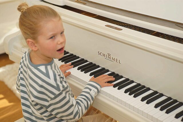 Hugo Selzer ist 7 Jahre alt und sitzt am Flügel der Marke Schimmel. Er gilt als großes Talent als Pianist.