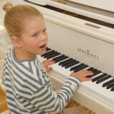 Hugo Selzer ist 7 Jahre alt und sitzt am Flügel der Marke Schimmel. Er gilt als großes Talent als Pianist.