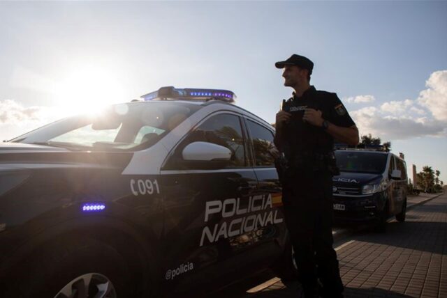 Ein Polizist der spanischen Policia Nacional patroulliert am Strand von El Arenal.