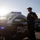 Ein Polizist der spanischen Policia Nacional patroulliert am Strand von El Arenal.