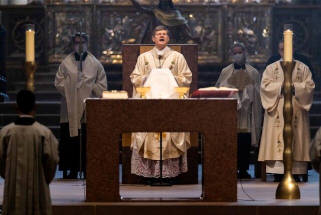 Erzbischof Stephan Burger predigt während dem Pontifikalamt zum Ostersonntag im Freiburger Münster. Der Gottesdienst wird auch als Livestream ins Internet übertragen.