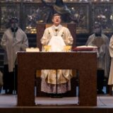 Erzbischof Stephan Burger predigt während dem Pontifikalamt zum Ostersonntag im Freiburger Münster. Der Gottesdienst wird auch als Livestream ins Internet übertragen.