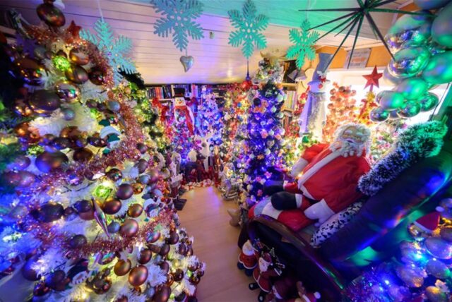 Weihnachtsbäume stehen im Haus der Familie Jeromin im Landkreis Schaumburg. 600 Weihnachtsbäume und weit über 108.000 Christbaumkugeln: Zur Adventszeit erstrahlt das Haus der Familie Jeromin als kunterbunte Weihnachtswelt. Das Rekord-Institut für Deutschland hat die Familie „für die meisten geschmückten Weihnachtsbäume an einem Ort“ ausgezeichnet.