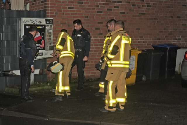 Feuerwehrleute und Polizisten an einem beschädigten Zigarettenautomaten in Waltrop.
