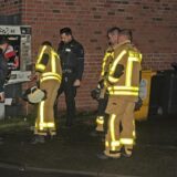 Feuerwehrleute und Polizisten an einem beschädigten Zigarettenautomaten in Waltrop.