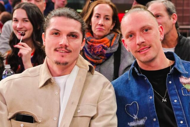 Marcel Sabitzer sitzt neben Marius Wolf.