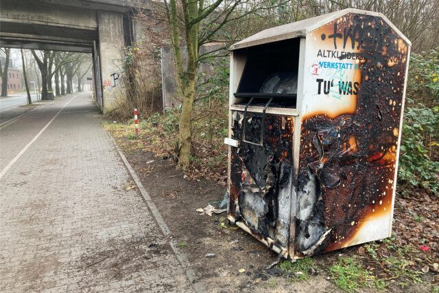 Unbekannte zündeten an Heiligabend einen Altkleidercontainer am Lipper Weg an.