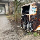 Unbekannte zündeten an Heiligabend einen Altkleidercontainer am Lipper Weg an.