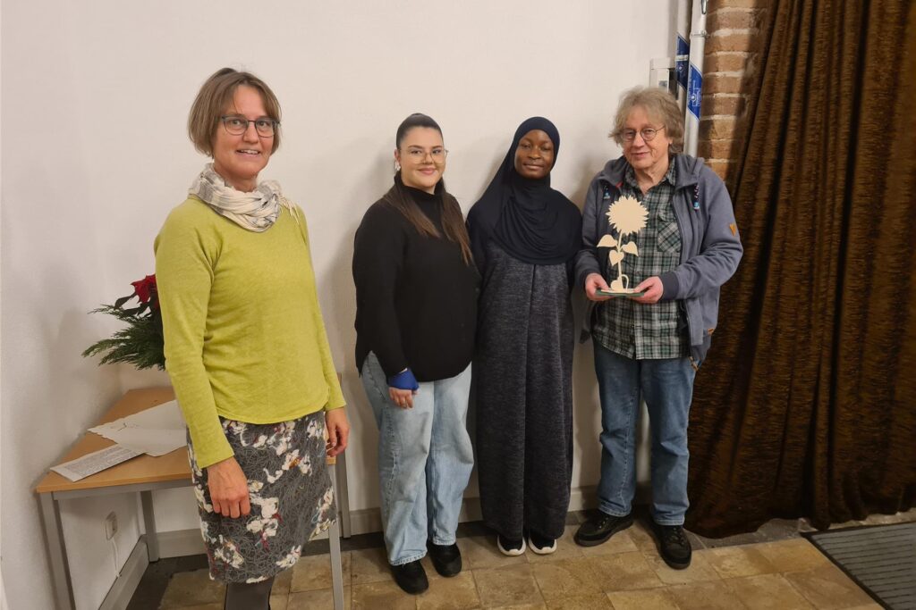Bei der Verleihung des Green Rebel, v.l.: Dorothee Graf (OV Bündnis 90/Die GRÜNEN), Rima Alkhdar, Fatima Musibau, Hans Bohmann