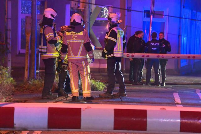 Rettungskräfte am Bahnhof in Witten-Annen-Nord.