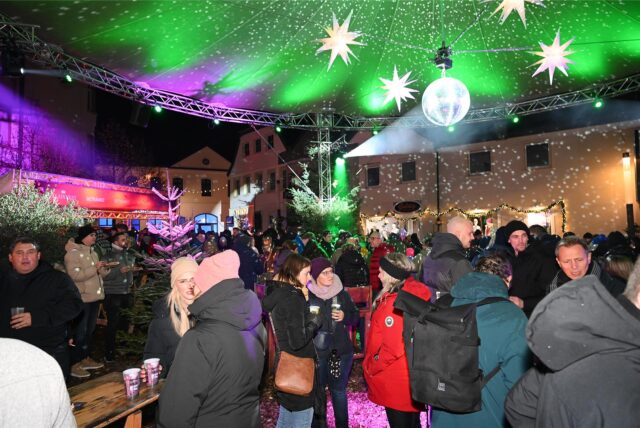 Das erste „Schneeglühen“ lockte am 22. November viele Menschen zum „Skyliner“ auf dem Kirchplatz in Recklinghausen.