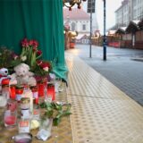 Kerzen, Kuscheltiere und Blumen stehen auf dem Boden an einem Stand auf dem Weihnachtsmarkt. Blumen, Kerzen und Plüschtiere sind als Zeichen des Gedenkens an verscheidenen Orten auf dem Weihnachtsmarkt in Magdeburg und der Innenstadt niedergelegt.