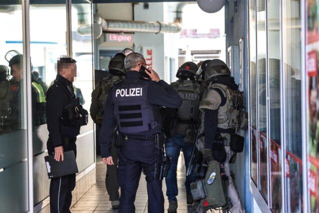 Polizisten und Mitglieder des SEK bei einem Einsatz in Hagen in einer Gasse.