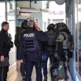 Polizisten und Mitglieder des SEK bei einem Einsatz in Hagen in einer Gasse.