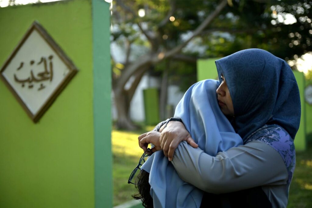 Frauen trösten sich während sie ein Massengrab für die Opfer des Tsunamis im Indischen Ozean von 2004 im Rahmen der Gedenkfeierlichkeiten zum 20. Jahrestag der Katastrophe in Banda Aceh besuchen. Frauen trösten sich während sie ein Massengrab für die Opfer des Tsunamis im Indischen Ozean von 2004 im Rahmen der Gedenkfeierlichkeiten zum 20. Jahrestag der Katastrophe in Banda Aceh besuchen.