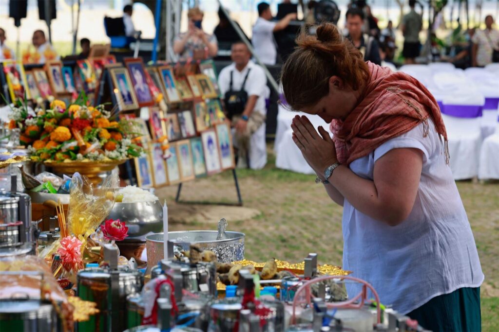 Ein Angehöriger eines Opfers des Tsunami von 2004 im Indischen Ozean nimmt am 20. Jahrestag des Tsunami im Tsunami Memorial Park in Ban Nam Khem in der Provinz Phang Nga im Süden Thailands teil. Ein Angehöriger eines Opfers des Tsunami von 2004 im Indischen Ozean nimmt am 20. Jahrestag des Tsunami im Tsunami Memorial Park in Ban Nam Khem in der Provinz Phang Nga im Süden Thailands teil.