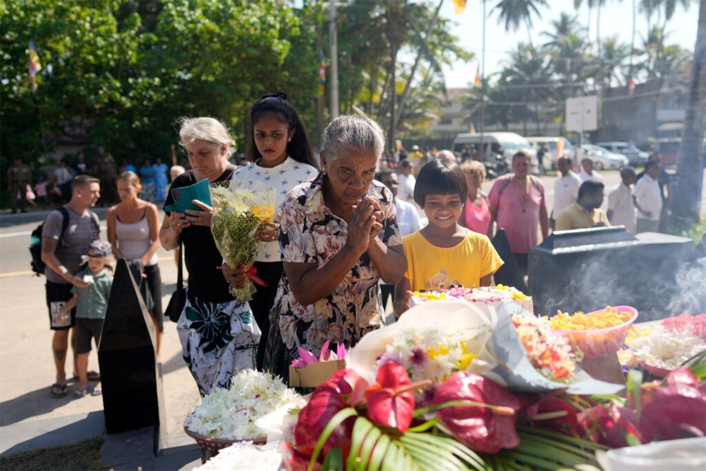 Angehörige von Opfern legen in Peraliya anlässlich des 20. Jahrestages Blumen an einer Gedenkstätte nieder, die zum Gedenken an die Opfer des Tsunami von 2004 errichtet wurde. Angehörige von Opfern legen in Peraliya anlässlich des 20. Jahrestages Blumen an einer Gedenkstätte nieder, die zum Gedenken an die Opfer des Tsunami von 2004 errichtet wurde.