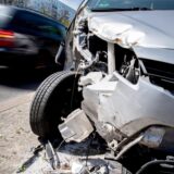 Ein Auto hat nach einem Unfall eine beschädigte Motorhaube.