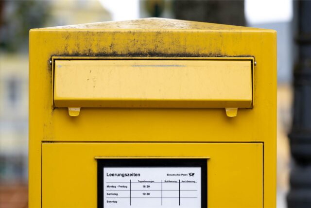 Gelber Postkasten