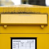 Gelber Postkasten