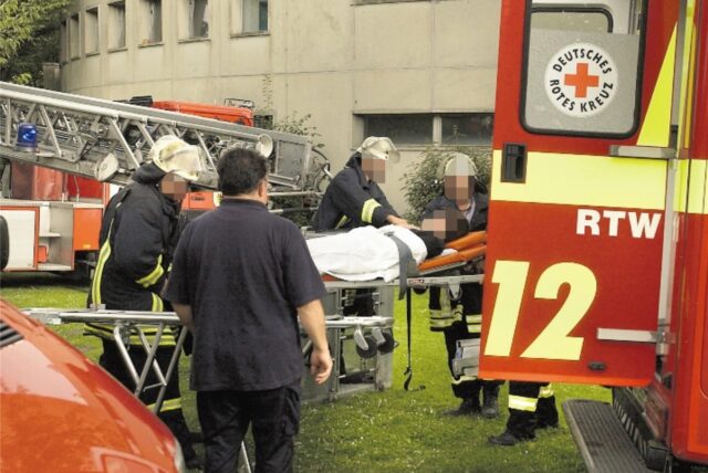 Mehrere Feuerwehrleute bringen den Toten nach dem Unglück im Westfalenpark Dortmund in einen Rettungswagen.