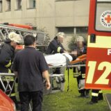 Mehrere Feuerwehrleute bringen den Toten nach dem Unglück im Westfalenpark Dortmund in einen Rettungswagen.