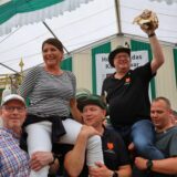 Guido Bunten freut sich zusammen mit seiner Königin Melanie Schweder über seine Krönung zum Schützenkönig in Holsterhausen-Dorf und werden von ihren Kameraden auf den Schultern getragen.
