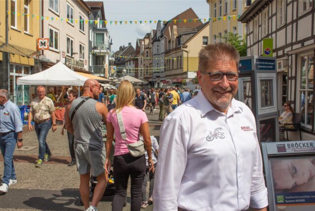 Ein Mann steht in der Fußgängerzone von Datteln