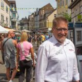 Ein Mann steht in der Fußgängerzone von Datteln