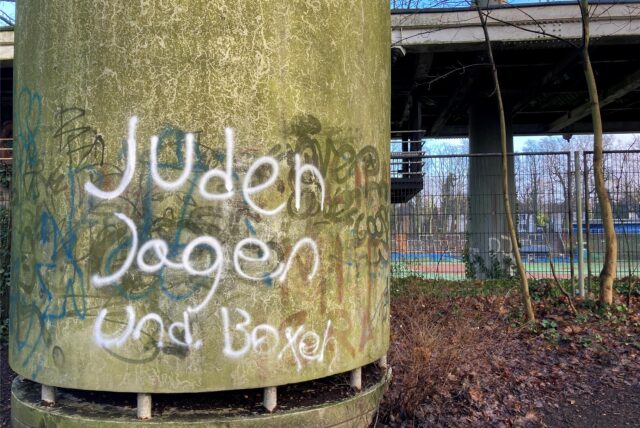 Antisemitisches Graffiti auf einer Säule in Marl-Hüls